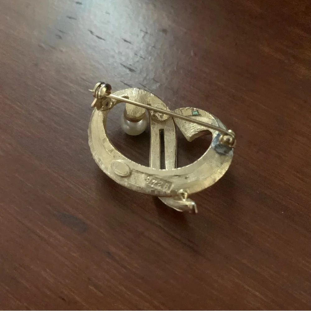 Beautiful gold tone brooch, pearl, faux diamond and turquoise color rhinestones